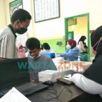 Foto: Salah seorang penyandang disabilitas, saat menjalani vaksinasi di Puskesmas Kalianget, kegiatan tersebut sebagai bentuk Perhatian khusus Pemerintah Sumenep.
