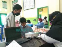 Foto: Salah seorang penyandang disabilitas, saat menjalani vaksinasi di Puskesmas Kalianget, kegiatan tersebut sebagai bentuk Perhatian khusus Pemerintah Sumenep.
