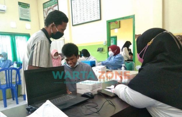 Foto: Salah seorang penyandang disabilitas, saat menjalani vaksinasi di Puskesmas Kalianget, kegiatan tersebut sebagai bentuk Perhatian khusus Pemerintah Sumenep.