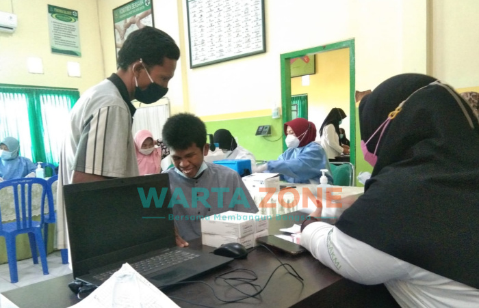 Foto: Salah seorang penyandang disabilitas, saat menjalani vaksinasi di Puskesmas Kalianget, kegiatan tersebut sebagai bentuk Perhatian khusus Pemerintah Sumenep.