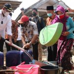 Foto: Bupati Sumenep, Achmad Fauzi, saat turun ke lokasi menyalurkan air bersih, setelah mendapat pengaduan melalui layanan call center 112, dari masyarakat desa Basoka, kecamatan Rubaru.