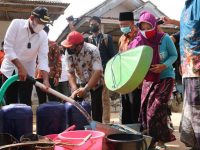 Foto: Bupati Sumenep, Achmad Fauzi, saat turun ke lokasi menyalurkan air bersih, setelah mendapat pengaduan melalui layanan call center 112, dari masyarakat desa Basoka, kecamatan Rubaru.