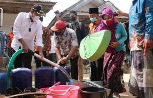 Terima Aduan Kekeringan Lewat 112, Bupati Sumenep Turun ke Lokasi, Bawa Dua Tangki Air Bersih