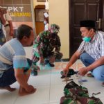 Caption: Barang Bukti yang dikenakan Tentara gadungan, saat diamankan di Mapolsek Gumukmas, Jember. Kamis (26/8/2021)