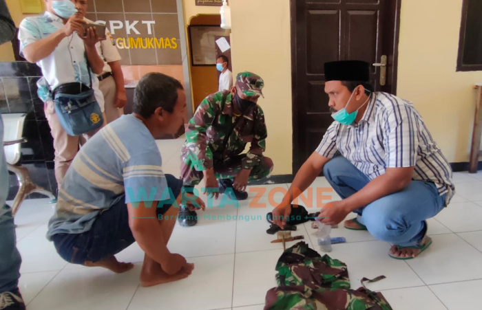 Caption: Barang Bukti yang dikenakan Tentara gadungan, saat diamankan di Mapolsek Gumukmas, Jember. Kamis (26/8/2021)
