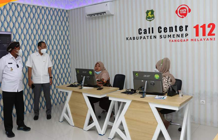 Foto: Bupati Sumenep, Achmad Fauzi, saat melakukan peninjauan layanan call center 112 di kantor Diskominfo setempat, yang sebagian fasilitasnya disupport BPRS Bhakti Sumekar.