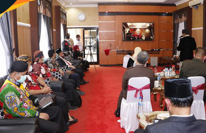 Foto: Direktur Operasional BPRS Bhakti Sumekar Sumenep, Hairil Fajar, saat menghadiri launching layanan call center 112, di Rumdis Bupati Sumenep.