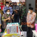 Caption: Mensos Tri Rismaharini saat kunjungan kerja di Kantor Kecamatan Rambipuji, Kabupaten Jember, Sabtu (28/8/2021).