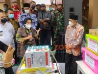Caption: Mensos Tri Rismaharini saat kunjungan kerja di Kantor Kecamatan Rambipuji, Kabupaten Jember, Sabtu (28/8/2021).