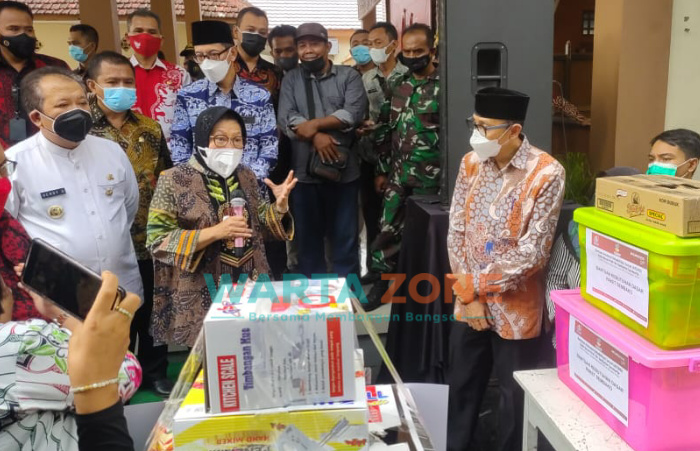Caption: Mensos Tri Rismaharini saat kunjungan kerja di Kantor Kecamatan Rambipuji, Kabupaten Jember, Sabtu (28/8/2021).