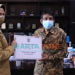 Foto: Walikota Batu, Dewanti Rumpoko, saat menyerahkan secara simbolis insentif kepada penjaga tempat ibadah.