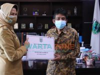 Foto: Walikota Batu, Dewanti Rumpoko, saat menyerahkan secara simbolis insentif kepada penjaga tempat ibadah.