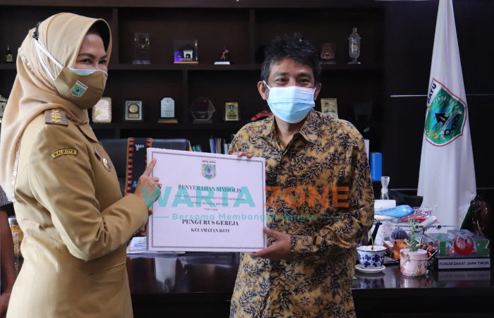 Foto: Walikota Batu, Dewanti Rumpoko, saat menyerahkan secara simbolis insentif kepada penjaga tempat ibadah.