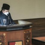 Foto: Bupati Jember, Hendy Siswanto, saat menyampaikan permohonan maaf secara terbuka kepada rakyat Jember, disela rapat paripurna bersama DPRD Jember.
