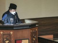 Foto: Bupati Jember, Hendy Siswanto, saat menyampaikan permohonan maaf secara terbuka kepada rakyat Jember, disela rapat paripurna bersama DPRD Jember.