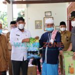 Foto: Bupati Sumenep, Achmad Fauzi, saat menyalurkan bantuan beras ke sejumlah Pondok Pesantren (Ponpes).