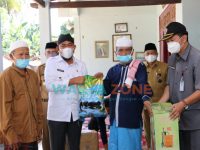 Foto: Bupati Sumenep, Achmad Fauzi, saat menyalurkan bantuan beras ke sejumlah Pondok Pesantren (Ponpes).