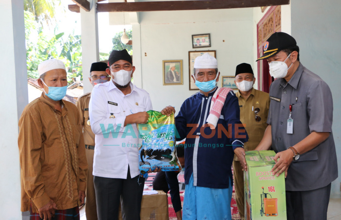 Foto: Bupati Sumenep, Achmad Fauzi, saat menyalurkan bantuan beras ke sejumlah Pondok Pesantren (Ponpes).
