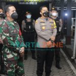 Kapolres Jember, AKBP. Arif Rachman Arifin, bersama Dandim 0824 Letkol Inf. Laode. M. Noerdin, saat melakukan peninjauan lokasi Dapur Umum Pujasera dan Pos PPKM Mikro.