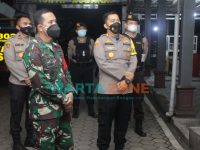 Kapolres Jember, AKBP. Arif Rachman Arifin, bersama Dandim 0824 Letkol Inf. Laode. M. Noerdin, saat melakukan peninjauan lokasi Dapur Umum Pujasera dan Pos PPKM Mikro.