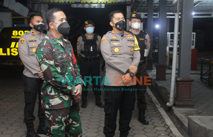 Kapolres Jember, AKBP. Arif Rachman Arifin, bersama Dandim 0824 Letkol Inf. Laode. M. Noerdin, saat melakukan peninjauan lokasi Dapur Umum Pujasera dan Pos PPKM Mikro.