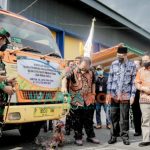Caption: Bupati Jember, Hendy Siswanto saat dikonfirmasi sejumlah wartawan usai melakukan pendistribusian di Gudang Bulog Pecoro, Jalan Ahmad Yani, Kecamatan Rambipuji, Kabupaten Jember.