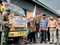 Caption: Bupati Jember, Hendy Siswanto saat dikonfirmasi sejumlah wartawan usai melakukan pendistribusian di Gudang Bulog Pecoro, Jalan Ahmad Yani, Kecamatan Rambipuji, Kabupaten Jember.