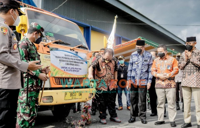 Caption: Bupati Jember, Hendy Siswanto saat dikonfirmasi sejumlah wartawan usai melakukan pendistribusian di Gudang Bulog Pecoro, Jalan Ahmad Yani, Kecamatan Rambipuji, Kabupaten Jember.