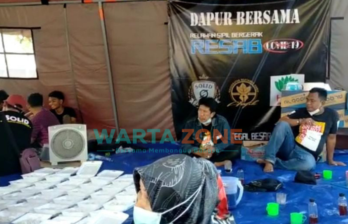 Caption: Dapur bersama yang berada di lapangan Lingkungan Kedungpereng, Kelurahan Tegal Besar, Kecamatan Kaliwates, Kabupaten Jember.