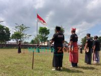 Relawan komunitas Solidaritas Insan Demokrasi (SOLID), saat melaksanakan upacara peringatan HUT Kemerdekaan ke-76 RI, di lapangan Lingkungan Kedungpereng, Kelurahan Tegal Besar, Kecamatan Kaliwates, Jember.