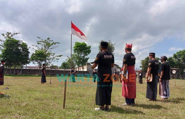 Relawan komunitas Solidaritas Insan Demokrasi (SOLID), saat melaksanakan upacara peringatan HUT Kemerdekaan ke-76 RI, di lapangan Lingkungan Kedungpereng, Kelurahan Tegal Besar, Kecamatan Kaliwates, Jember.