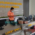 Caption: Korban penipuan, Muhamad Kholil, saat melaporkan kejadian yang dialaminya ke Mapolres Jember di ruang SPKT, Rabu (18/8/2021).
