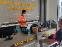 Caption: Korban penipuan, Muhamad Kholil, saat melaporkan kejadian yang dialaminya ke Mapolres Jember di ruang SPKT, Rabu (18/8/2021).