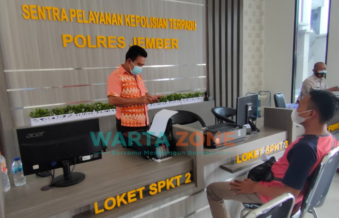 Caption: Korban penipuan, Muhamad Kholil, saat melaporkan kejadian yang dialaminya ke Mapolres Jember di ruang SPKT, Rabu (18/8/2021).