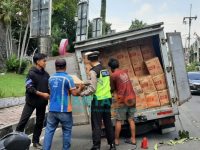 Caption: Polisi saat olah TKP di lokasi kejadian Jalan Bengawan Solo, Kecamatan Sumbersari, (19/8/2021).