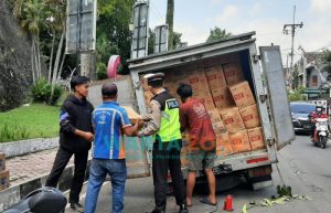 Mobil Pengangkut Air Minum Kemasan di Jember As Rodanya Patah, Diduga Kelebihan Muatan