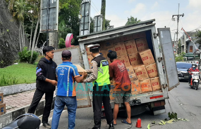 Caption: Polisi saat olah TKP di lokasi kejadian Jalan Bengawan Solo, Kecamatan Sumbersari, (19/8/2021).