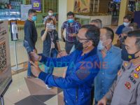Foto: Wali Kota Bogor, Bima Arya, Kapolresta Bogor Kota Kombespol Susatyo Purnomo Condro, saat meninjau kesiapan pengoperasian mall dan pusat perbelanjaan.