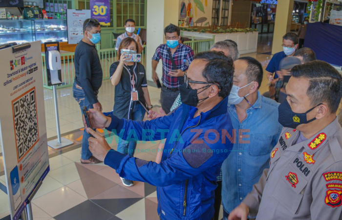 Foto: Wali Kota Bogor, Bima Arya, Kapolresta Bogor Kota Kombespol Susatyo Purnomo Condro, saat meninjau kesiapan pengoperasian mall dan pusat perbelanjaan.