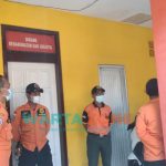 Caption: Tampak beberapa petugas BPBD Jember, di depan ruang Bidang Kedaruratan dan Logistik, Rabu (1/9/2021).