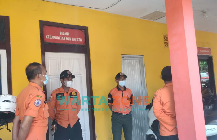 Caption: Tampak beberapa petugas BPBD Jember, di depan ruang Bidang Kedaruratan dan Logistik, Rabu (1/9/2021).