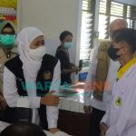 Caption: Gubernur Jawa Timur, Khofifah Indar Parawansa, saat meninjau vaksinasi tingkat pelajar di SMKN 5 Jember, Kamis (2/9/2021).