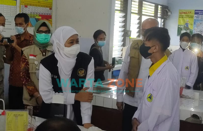 Caption: Gubernur Jawa Timur, Khofifah Indar Parawansa, saat meninjau vaksinasi tingkat pelajar di SMKN 5 Jember, Kamis (2/9/2021).