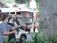 Foto: Wakil Wali Kota Bogor, Dedie A Rachim saat saat menguji alat high pressure.
