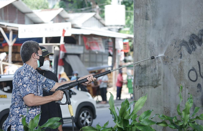 Foto: Wakil Wali Kota Bogor, Dedie A Rachim saat saat menguji alat high pressure.