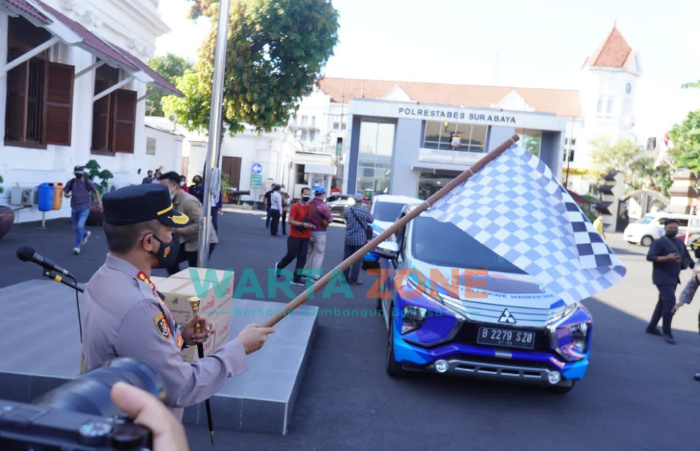 Foto: Kapolrestabes Surabaya, saat meluncurkan mobil masker keliling sebagai inovasi baru dalam menanggulangi penyebaran covid-19.