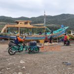 Caption : Suasana TPI Kecamatan Puger, tampak para nelayan sedang sibuk memperbaiki perahunya, Minggu (5/9/2021).