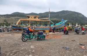 Ratusan Nelayan Puger Jember Keluhkan Sulitnya Dapat Solar di SPDN