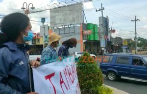 Aliansi Aktivis Jember Tolak Tambang, Duduki Bundaran Gedung DPRD