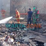 GOSONG: Sisa puing bangunan usai api berhasil dipadamkan oleh petugas (Dok. WARTA ZONE)